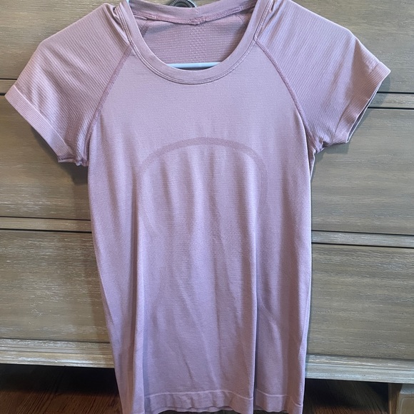 Lululemon swiftly tech short sleeve shirt!! - Picture 2 of 6
